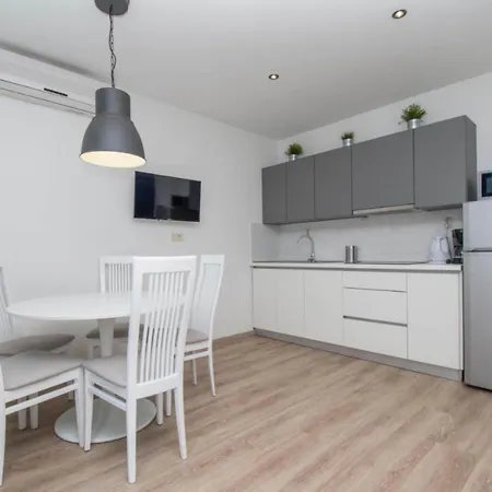 Antonio - Comfort One-bedroom With Balcony And Sea View - 4 * Tucepi